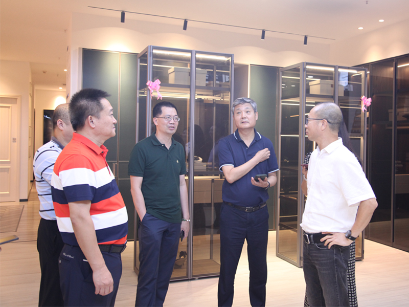 中國林產工業(yè)有限公司董事長孫良志一行蒞臨中林福人考察調研(圖1)
